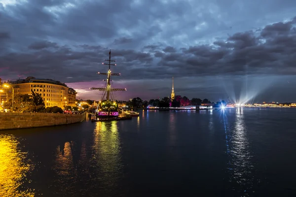 Views of the sailing ship in the waters of the Neva River and th — Stock Photo, Image