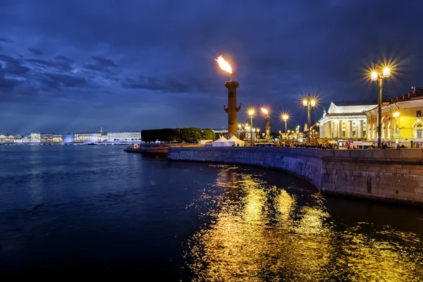 Rostral columns lit by illumination of the white nights at dawn — Stock Photo, Image