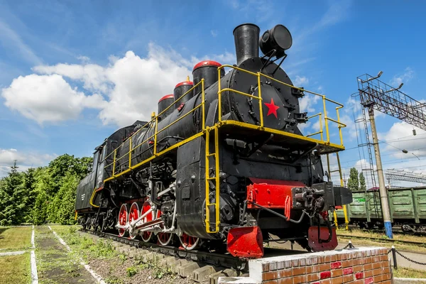 Old steam locomotive on the pedestal in the Yelets  locomotive D — Stock Photo, Image