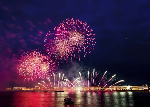 The fireworks and a laser show in the waters of the Neva River i — Stock Photo, Image