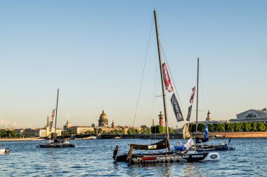 st. Petersburg neva Nehri'nin sularına yelken
