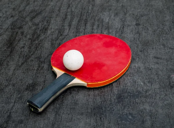 Röda racket och boll bord tennisbollar — Stockfoto