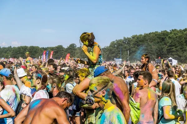 Les jeunes dans le festival indien de peintures "La fête de la couleur" à — Photo