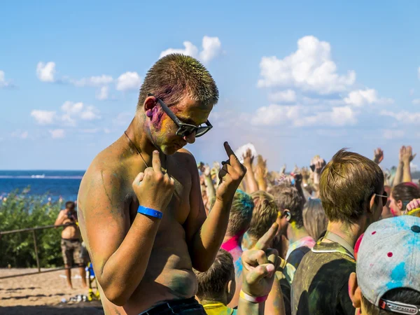 Los jóvenes en el festival de pinturas indias "La fiesta del color" en — Foto de Stock