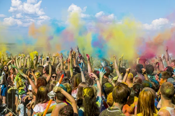 Los jóvenes en el festival de pinturas indias "La fiesta del color" en — Foto de Stock