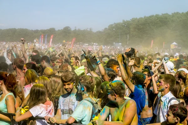 Les jeunes dans le festival indien de peintures "La fête de la couleur" à — Photo