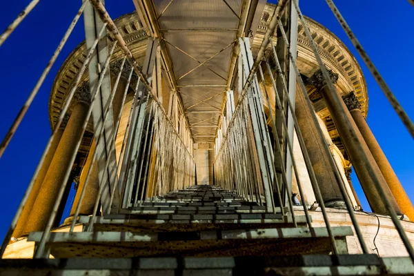 Escalera que conduce a la kollonade de la Catedral de Isakievskiy —  Fotos de Stock