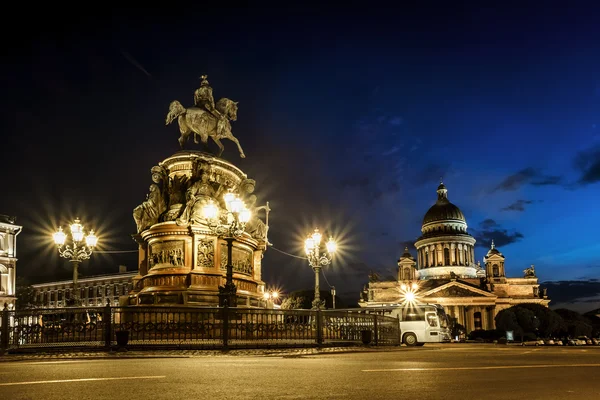 Bekijken op monument aan tsaar Nicolaas en St. isaac's cathedral — Stockfoto