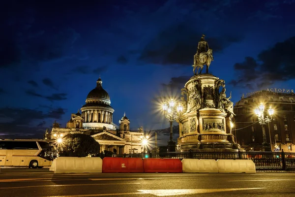 View on monument to Emperor  Nicholas and St Isaac's Cathedral a — Stock Photo, Image
