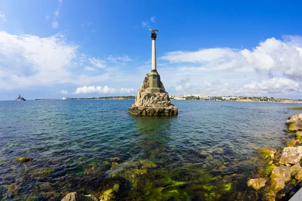 Het monument aan de overstroomd schepen in de baai van sevastopol — Stockfoto