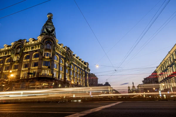 Casa Zinger en Nevsky Prospekt en San Petersburgo por la noche illum —  Fotos de Stock