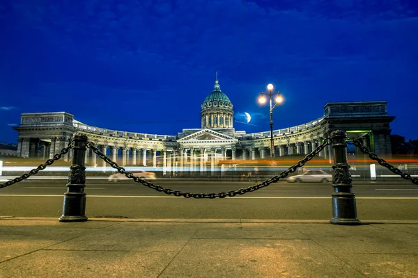 Kazankatedralen i st. petersburg på kvällen belysning — Stockfoto