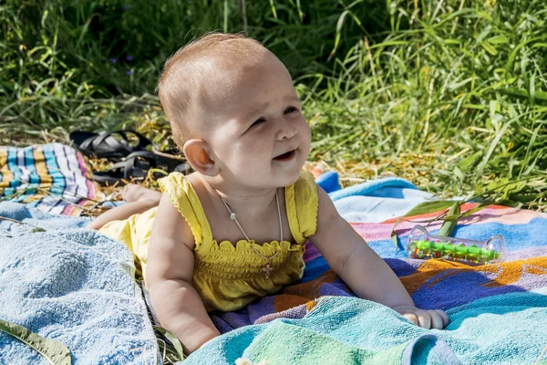 Маленький ребенок загар на солнце на открытом воздухе в летний день — стоковое фото