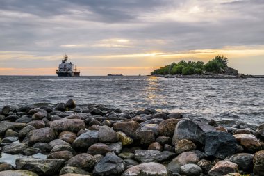 Gemi denize port st. petersburg dan gün batımında gider