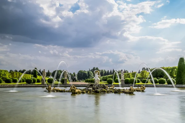 Fontes no Parque superior em Peterhof, São Petersburgo — Fotografia de Stock