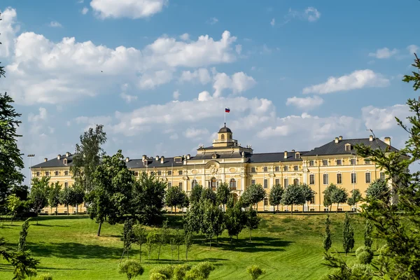 Congres Palast-Konstantinpalast in Strelna an einem sonnigen Sommertag — Stockfoto