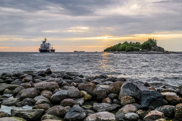 Корабль выходит в море из порта Санкт-Петербурга на закате — стоковое фото