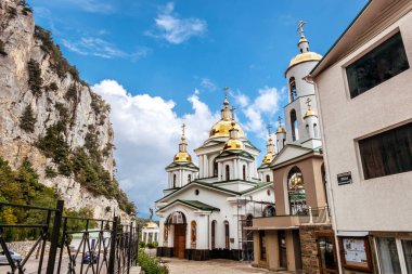 Yalta. Crimea. 14, 2021. Kırım 'daki Gaspra Dağları' ndaki Başmelek Michael Kilisesi.