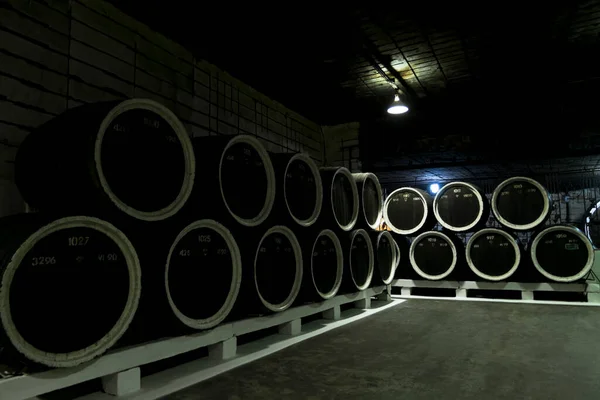 2021年5月31日在克里米亚的Inkerman酿酒厂的酒窖里放着装有葡萄酒的橡木桶 — 图库照片