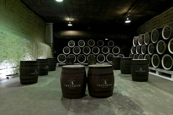 2021年5月31日在克里米亚的Inkerman酿酒厂的酒窖里放着装有葡萄酒的橡木桶 免版税图库图片