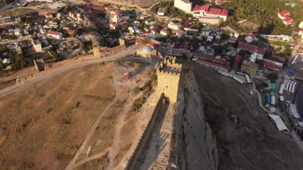 Luftaufnahme der alten genuesischen Festung in Sudak, Krim. — Stockvideo