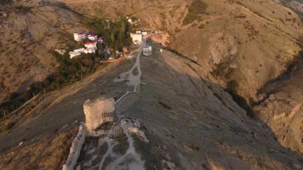 Volare sopra la fortezza di Cembalo e la baia di Balaklava, Repubblica del Crimea. — Video Stock