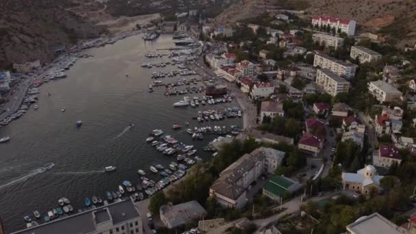 La hermosa bahía de la ciudad de Balaklava, península de Crimea vista aérea — Vídeos de Stock