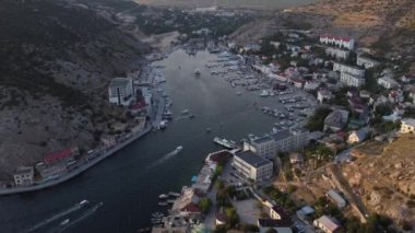 Balaklava şehrinin güzel körfezi, Kırım yarımadası hava manzarası