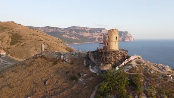 Полет над крепостью Чембало и Балаклавским заливом, Республика Крым. — стоковое видео
