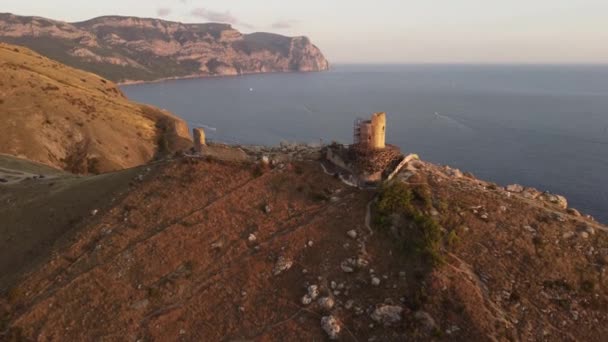 Volando sobre la fortaleza de Cembalo y la bahía de Balaklava, República de Crimea. — Vídeo de stock