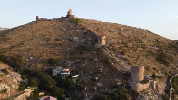 Volando sobre la fortaleza de Cembalo y la bahía de Balaklava, República de Crimea. — Vídeos de Stock