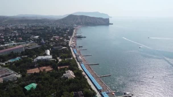 Vuelo sobre el terraplén y la playa en Sudak. — Vídeo de stock