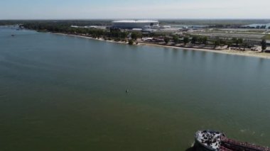 Kuru kargo gemileri Rostov-on-Don 'da Don Nehri boyunca yol alır..