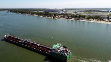 Rostov-on-don. 16 Eylül 2021 Kuru kargo gemileri Rostov-on-Don 'daki Don Nehri boyunca yol alıyor..