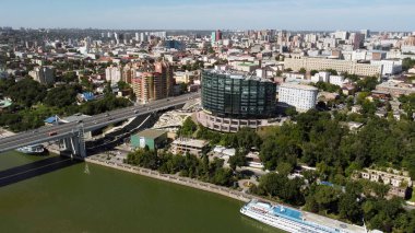 Rostov-on-don. 16 Eylül 2021.Filmin çekimleri toprak setin helikopterinden ve Don-on-Rostov nehrinden yapılıyor..