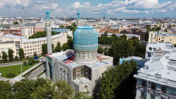 サンクトペテルブルク Russia 8月2021 サンクトペテルブルクの大聖堂モスクのドーム上のコプターでのフライト — ストック写真