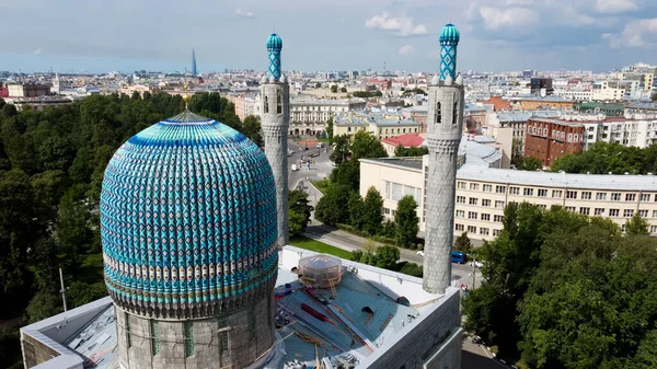 サンクトペテルブルク Russia 8月2021 サンクトペテルブルクの大聖堂モスクのドーム上のコプターでのフライト — ストック写真