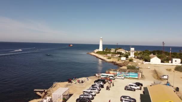 Seascape com belo farol branco no Cabo Tarkhankut, Crimeia. — Vídeo de Stock