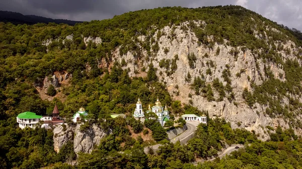 Yalta Crimea Septiembre 2021 Iglesia Del Arcángel Miguel Las Montañas —  Fotos de Stock