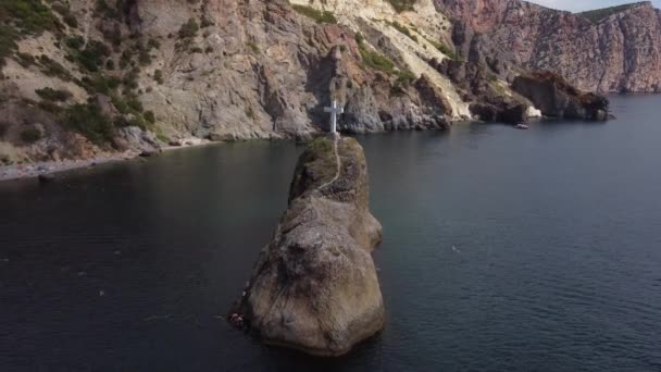 Wybrzeże Morza Czarnego i skała św. Jerzego z krzyżem Przylądka Fiolent. — Wideo stockowe