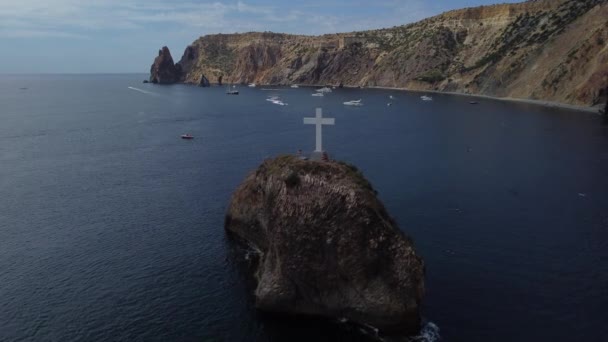 Wybrzeże Morza Czarnego i skała św. Jerzego z krzyżem Przylądka Fiolent. — Wideo stockowe
