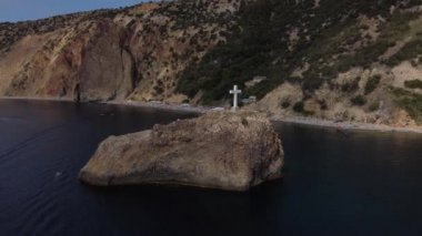Karadeniz kıyıları ve Aziz Georges Kayası Cape Fiolent haçı ile.