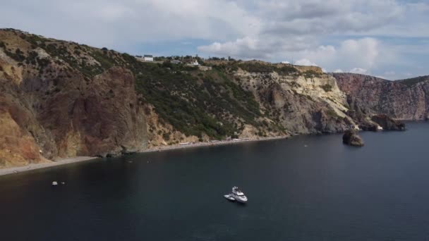 Copter shot of a beautiful view of the coast and cliffs of Cape Fiolent. — Stock Video