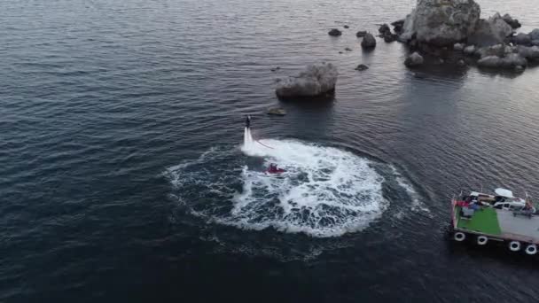 Twee extremiteiten gebruikt flyboards op Zwarte zee in de zomer dag in de Krim. — Stockvideo