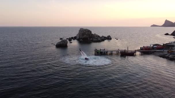 Two extremals is using flyboards on Black sea in summer day in Crimea. — Vídeo de Stock
