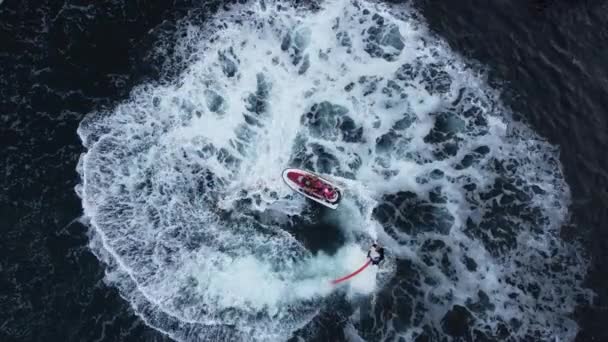 Twee extremiteiten gebruikt flyboards op Zwarte zee in de zomer dag in de Krim. — Stockvideo