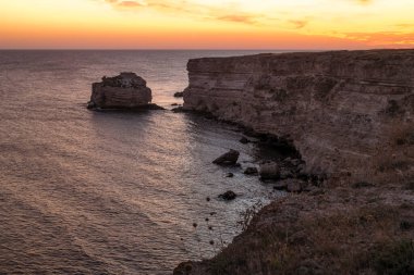 Cape Tarkhankut.Crime.11 Eylül 2021 Kırım 'ın Tarkhankut Burnu' ndaki Karadeniz kıyısında kayalar ve mağaralar.