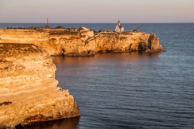 Cape Tarkhankut.Crime.11 Eylül 2021 Kırım 'ın Tarkhankut Burnu' ndaki Karadeniz kıyısında kayalar ve mağaralar.