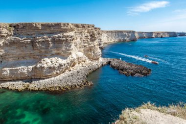 Cape Tarkhankut.Crime.11 Eylül 2021 Kırım 'ın Tarkhankut Burnu' ndaki Karadeniz kıyısında kayalar ve mağaralar.