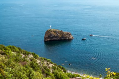 Cape Fiolent Sivastopol. Kırım. 15 Eylül 2021. Kırım yarımadasındaki Cape Fiolent 'te haçlı Aziz George kayasının güzel manzarası..